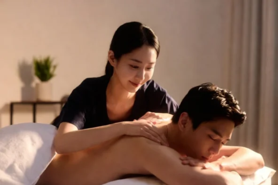 늦은 밤 후불제 홈타이로 조용히 휴식하는 공간 분위기