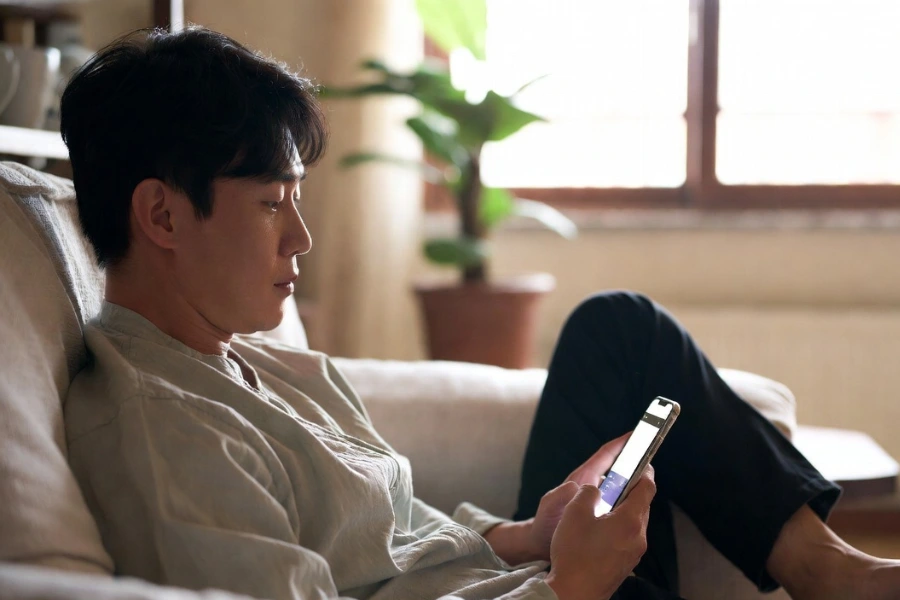 출장안마 문의 전 예약 정보를 확인하는 고객 모습